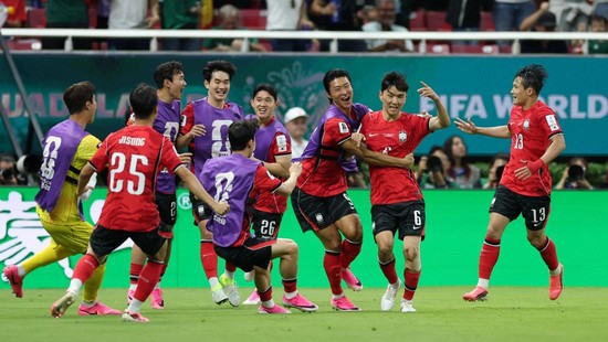 Soccer Football - FIFA World Cup 2026 - Group A - South Korea v Czech Republic - Estadio Guadalajara, Guadalajara, Mexico - June 11, 2026 South Korea's Hwang In-beom celebrates scoring their first goal with teammates REUTERS/Paul Childs