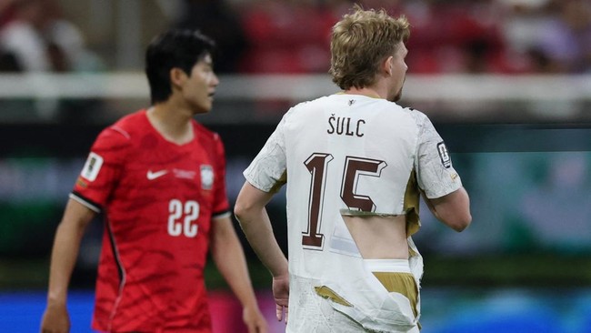Jersey pemain Ceko Pavel Sulc (kanan) robek usai ditarik bek Korea Selatan Lee Hanbeom dalam laga Grup A Piala Dunia 2026 di Stadion Guadalajara.
