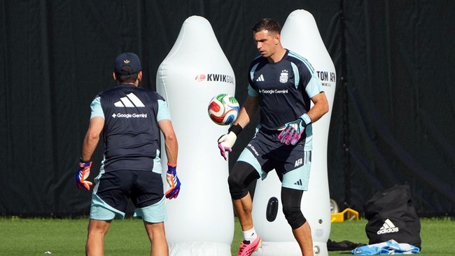 Soccer Football - FIFA World Cup 2026 - Argentina Training - Sporting KC Training Centre, Kansas City, Kansas, U.S. - June 11, 2026 Argentina's Emiliano Martinez during training IMAGN IMAGES via Reuters/Denny Medley