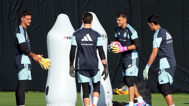 Soccer Football - FIFA World Cup 2026 - Argentina Training - Sporting KC Training Centre, Kansas City, Kansas, U.S. - June 11, 2026 Argentina's Juan Musso and Geronimo Rulli with teammates during training IMAGN IMAGES via Reuters/Denny Medley