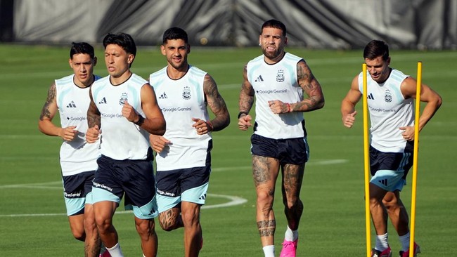 Soccer Football - FIFA World Cup 2026 - Argentina Training - Sporting KC Training Centre, Kansas City, Kansas, U.S. - June 11, 2026 Argentina's Cristian Romero and Nicolas Otamendi with teammates during training IMAGN IMAGES via Reuters/Denny Medley