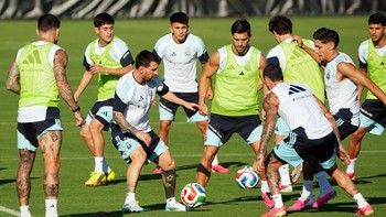 Soccer Football - FIFA World Cup 2026 - Argentina Training - Sporting KC Training Centre, Kansas City, Kansas, U.S. - June 11, 2026 Argentina's Lionel Messi with teammates during training IMAGN IMAGES via Reuters/Denny Medley