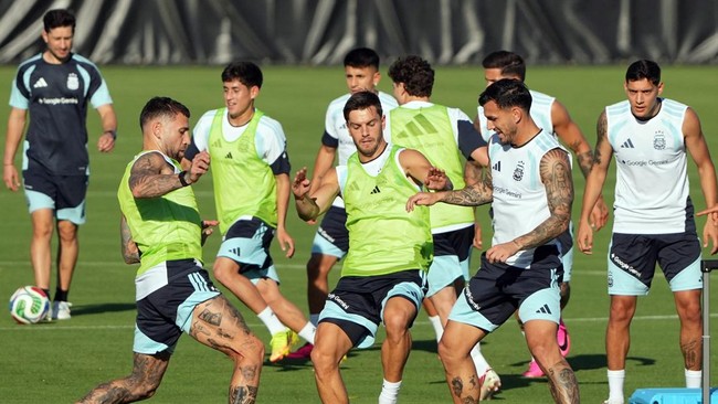 Soccer Football - FIFA World Cup 2026 - Argentina Training - Sporting KC Training Centre, Kansas City, Kansas, U.S. - June 11, 2026 Argentina's Nicolas Otamendi, Giovani Lo Celso and Leandro Paredes during training IMAGN IMAGES via Reuters/Denny Medl