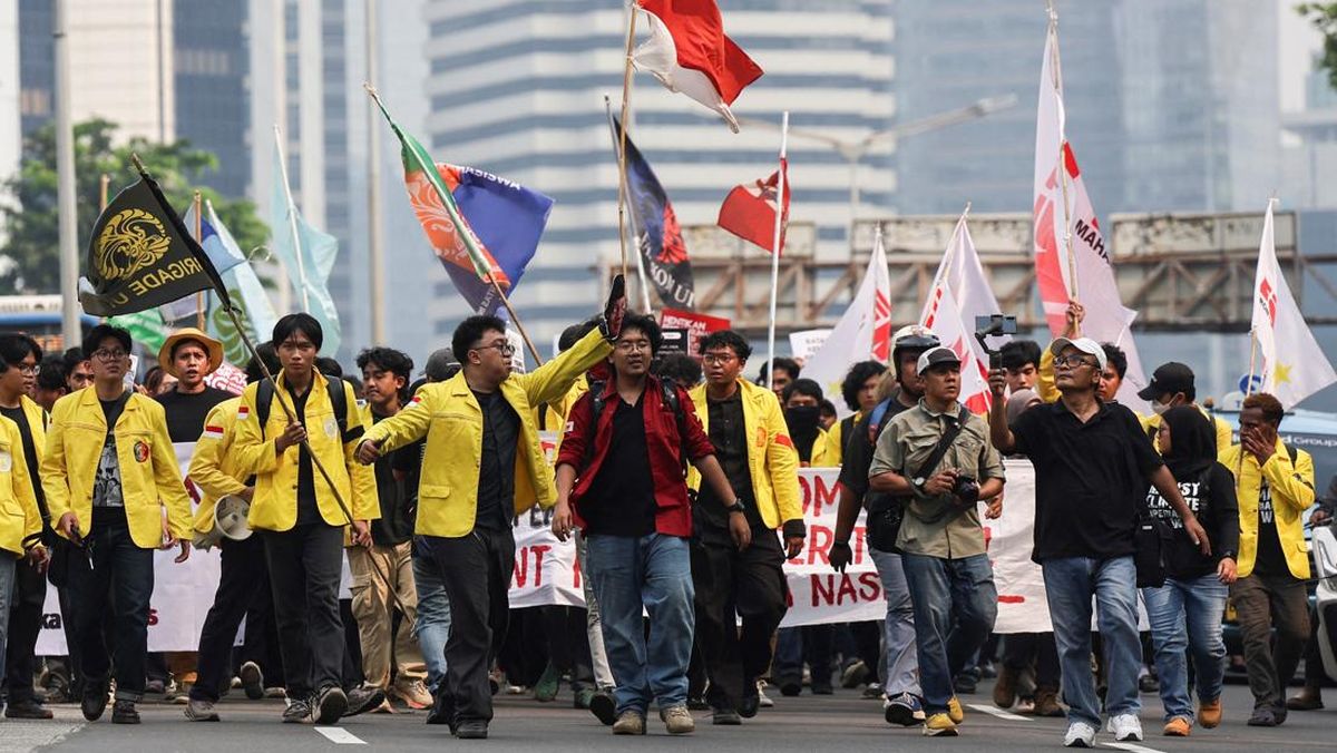 Coba Terobos Barikade, Massa Saling Dorong dengan Aparat