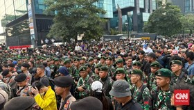 Barisan prajurit TNI terlihat turut dalam melakukan pengamanan saat gabungan massa mahasiswa menggelar aksi unjuk rasa di Jakarta.