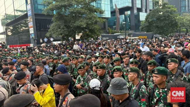  Barisan prajurit TNI terlihat turut dalam melakukan pengamanan saat gabungan massa mahasiswa menggelar aksi unjuk rasa di Jakarta. 