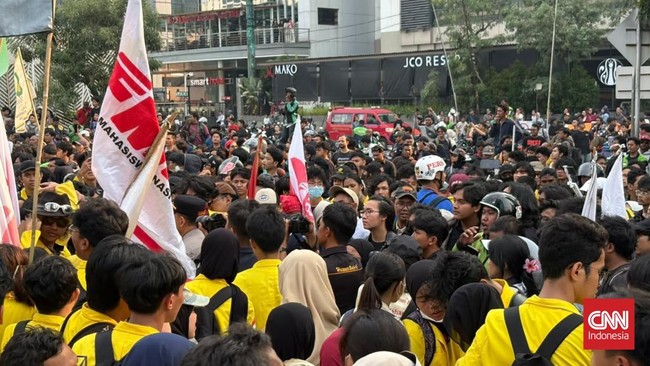 Massa di Sekitar HI Bubar, Long March Menuju Semanggi