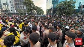Ditlantas Polda Metro Jaya mengalihkan arus lalu lintas dari Semanggi ke Bundaran HI akibat demo mahasiswa di Halte Benhil.