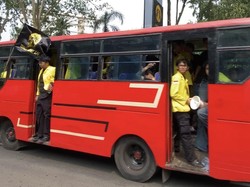 Naik Angkot dan Bus, Mahasiswa UI Berangkat Demo ke Bundaran HI