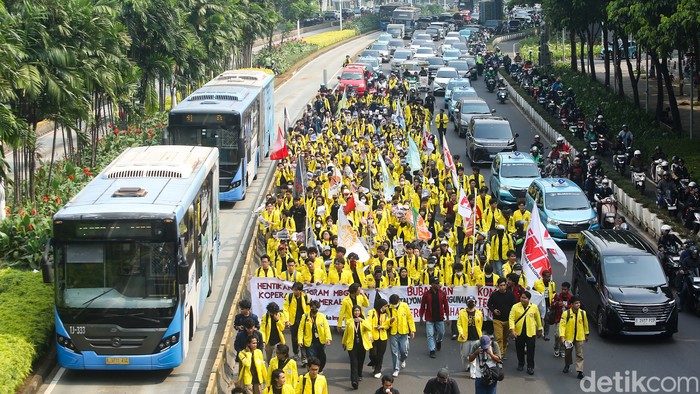 Massa BEM UI menggelar long march dari kawasan Senayan menuju Bundaran HI untuk menyampaikan aspirasi di pusat ibu kota.