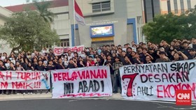 Ratusan mahasiswa dan masyarakat sipil menggelar aksi pernyataan sikap di depan FEB Universitas Airlangga, Kamis (11/6) sore kemarin.
