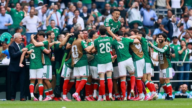 Soccer Football - FIFA World Cup 2026 - Group A - Mexico v South Africa - Estadio Azteca, Mexico City, Mexico - June 11, 2026 Mexico's Julian Quinones celebrates scoring their first goal with teammates REUTERS/Eloisa Sanchez