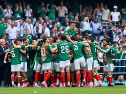 Soccer Football - FIFA World Cup 2026 - Group A - Mexico v South Africa - Estadio Azteca, Mexico City, Mexico - June 11, 2026 Mexico's Julian Quinones celebrates scoring their first goal with teammates REUTERS/Eloisa Sanchez