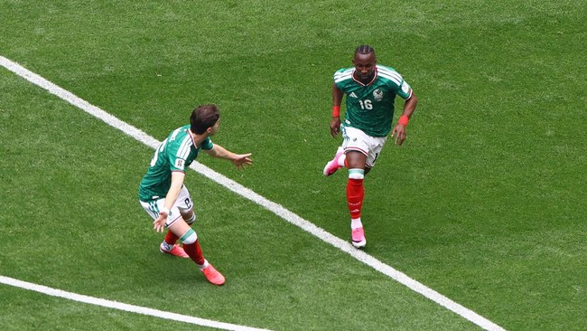 Soccer Football - FIFA World Cup 2026 - Group A - Mexico v South Africa - Estadio Azteca, Mexico City, Mexico - June 11, 2026 Mexico's Julian Quinones celebrates scoring their first goal with Brian Gutierrez REUTERS/Raquel Cunha