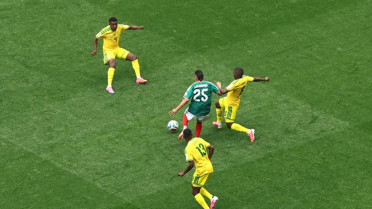 Soccer Football - FIFA World Cup 2026 - Group A - Mexico v South Africa - Estadio Azteca, Mexico City, Mexico - June 11, 2026 Mexico's Roberto Alvarado in action with South Africa's Aubrey Modiba, Teboho Mokoena and Sphephelo Sithole REUTERS/Raquel C