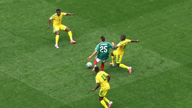 Soccer Football - FIFA World Cup 2026 - Group A - Mexico v South Africa - Estadio Azteca, Mexico City, Mexico - June 11, 2026 Mexico's Roberto Alvarado in action with South Africa's Aubrey Modiba, Teboho Mokoena and Sphephelo Sithole REUTERS/Raquel C
