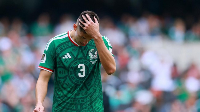Soccer Football - FIFA World Cup 2026 - Group A - Mexico v South Africa - Estadio Azteca, Mexico City, Mexico - June 11, 2026 Mexico's Cesar Montes looks dejected after being shown a red card by referee Wilton Sampaio REUTERS/Eloisa Sanchez