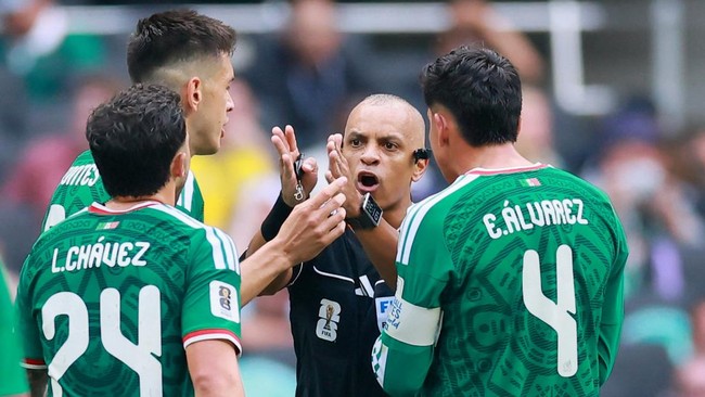 Soccer Football - FIFA World Cup 2026 - Group A - Mexico v South Africa - Estadio Azteca, Mexico City, Mexico - June 11, 2026 Mexico's Cesar Montes reacts after being shown a red card by referee Wilton Sampaio REUTERS/Eloisa Sanchez