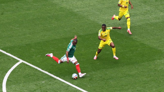 Soccer Football - FIFA World Cup 2026 - Group A - Mexico v South Africa - Estadio Azteca, Mexico City, Mexico - June 11, 2026 Mexico's Julian Quinones scores their first goal REUTERS/Raquel Cunha
