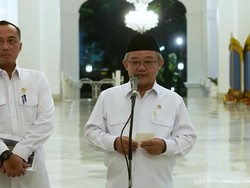 Prabowo Minta Mendikdasmen Buat Tim Evaluasi Buku Ajar di Sekolah