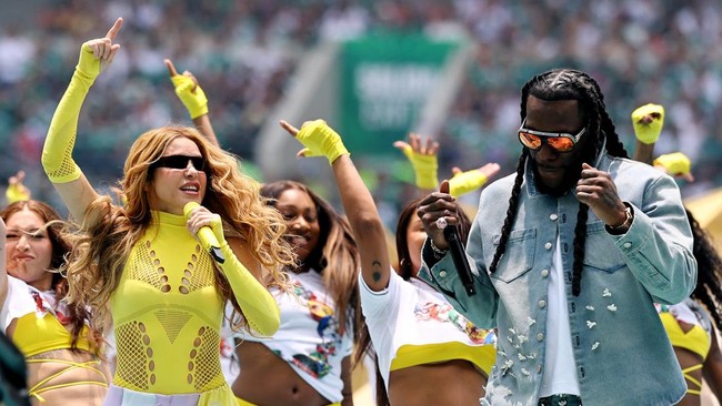 Soccer Football - FIFA World Cup 2026 - Group A - Mexico v South Africa - Estadio Azteca, Mexico City, Mexico - June 11, 2026 Shakira and Burna Boy perform during the opening ceremony before the match REUTERS/Kai Pfaffenbach