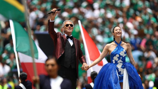 Soccer Football - FIFA World Cup 2026 - Group A - Mexico v South Africa - Estadio Azteca, Mexico City, Mexico - June 11, 2026 Singers Andrea Bocelli and Ejae perform before the match REUTERS/Hannah Mckay     TPX IMAGES OF THE DAY