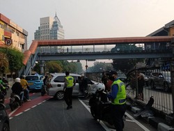Mobil Hantam Pagar Pembatas Jalan di Pasar Senen Arah Gunung Sahari Jakpus
