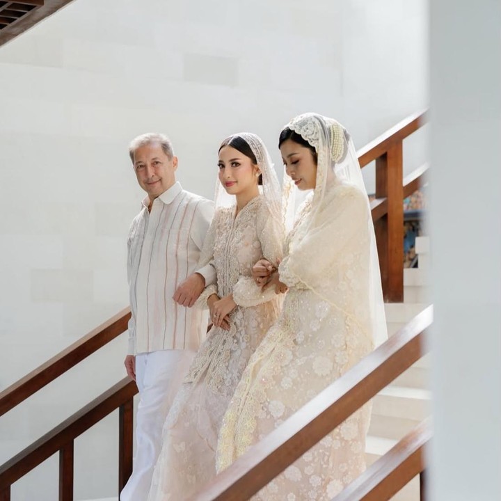 <p>Selebgram Jennifer Coppen kini tengah berbahagia, Bunda. Menjelang hari pernikahannya dengan sang pujaan hati, Justin Quincy Hubner, Jennifer baru-baru ini menjalani prosesi sungkeman kepada ayahnya, Richardo Benito Coppen, serta ibunda sambungnya, Dyah Ersari. (Foto: @fcgweddings via Instagram @jennifercoppenreal20)</p>