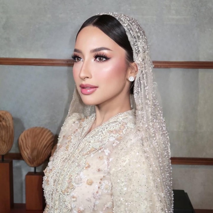 <p>Melalui unggahan di Instagram, Jennifer membagikan potret saat dirinya menjalani prosesi pengajian. Dalam unggahannya, perempuan 24 tahun ini tampak anggun mengenakan kebaya berwarna <em>cream</em> dengan riasan <em>makeup</em> yang natural. "Pembacaan Al-Qur'an," tulis Jennifer lewat Instagram-nya. (Foto: @fcgweddings via Instagram @jennifercoppenreal20)</p>