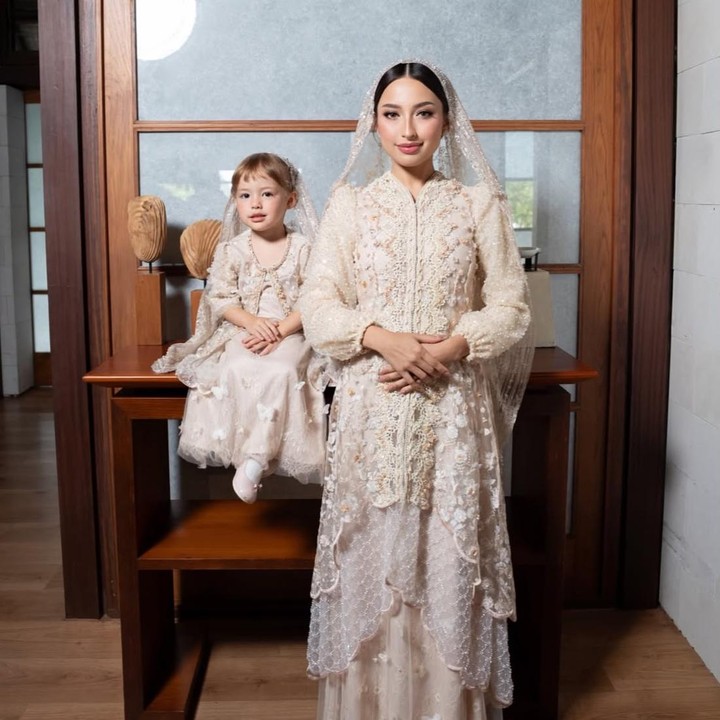 <p>Dalam kesempatan yang spesial itu, Jennifer dan putri semata wayangnya terlihat kompak mengenakan busana kebaya yang senada. Putrinya, Kamari Sky Wassink, tampak anggun duduk manis saat berfoto bersama sang Bunda. (Foto: @fcgweddings via Instagram @jennifercoppenreal20)</p>