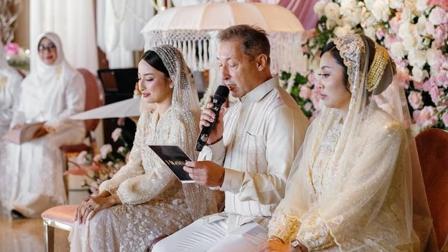 Momen Jennifer Coppen Sungkeman Ke Ayah Bule Jelang Pernikahan, Pajang Foto Mendiang Ibunda