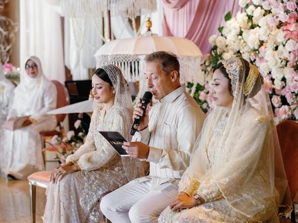 Momen Jennifer Coppen Sungkeman ke Ayah Bule Jelang Pernikahan, Pajang Foto Mendiang Ibunda