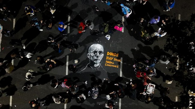 Aerial view of fans of Carlos Alberto