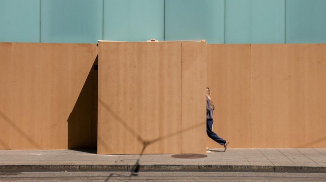 A staff enters into a bank through wood panels ahead of a demonstration against the G7 meeting in Evian-les-Bains, in Geneva, Switzerland, June 8, 2026. REUTERS/Denis Balibouse