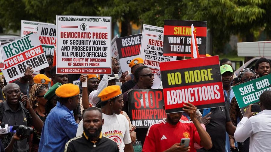 Para demonstran melakukan unjuk rasa memperingati Hari Demokrasi di Abuja, Nigeria, Jumat (12/6/2026).