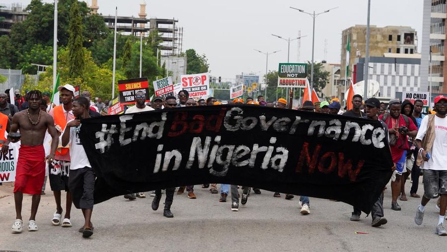 Para demonstran melakukan unjuk rasa memperingati Hari Demokrasi di Abuja, Nigeria, Jumat (12/6/2026).