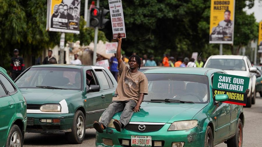 Para demonstran melakukan unjuk rasa memperingati Hari Demokrasi di Abuja, Nigeria, Jumat (12/6/2026).