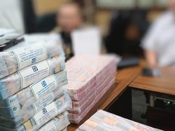 Penampakan Tumpukan Uang-Cek Miliaran Pengusaha Sukabumi di Kantor BGN