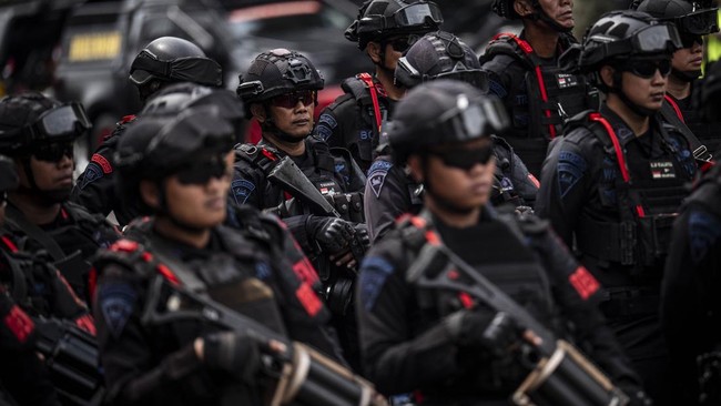 Personel Korps Brimob mengikuti apel pengamanan unjuk rasa mahasiswa di Kantor Gubernur Jawa Tengah, Semarang, Jawa Tengah, Jumat (12/6/2026). Polda Jawa Tengah bersama Polrestabes Semarang menyiagakan sekitar 1.399 personel gabungan untuk mengamanka