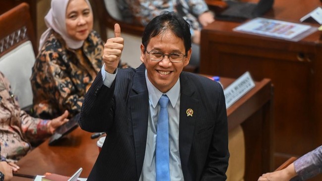 Menteri Keuangan Purbaya Yudhi Sadewa bersiap mengikuti rapat kerja dengan Komisi XI DPR di Kompleks Parlemen, Senayan, Jakarta, Kamis (11/6/2026). Dalam rapat tersebut Komisi XI DPR dan pemerintah resmi menyepakati Kerangka Ekonomi Makro dan Pokok-P