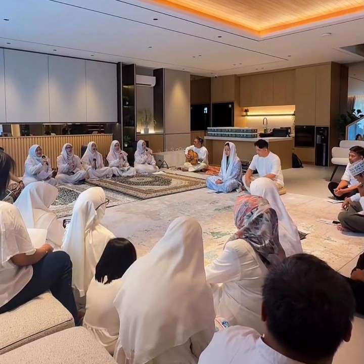 <p>Melalui unggahan di Instagram, Yura sebelumnya sempat membagikan momen pengajian hunian barunya itu, Bunda. Ia bercerita bahwa ia dan suaminya, Donne Maula, cukup lama mencari lokasi yang dirasa paling tepat untuk rumah mereka. "Cukup lama kami mencari lokasi sempurna untuk rumah kami. Puluhan rumah kami datangi. Sampai akhirnya di belokan itu ada satu rumah seperti memanggil kami. Rumah yang tak masuk sama sekali dalam rencana kami, namun entah mengapa kami berhenti dan meminta berkenalan dengan pemilik rumah sebelumnya. Lalu semuanya berjalan dengan cepat sampai serah terima seperti satu tarikan nafas. Lalu kami memutuskan untuk merenovasi rumah ini sesuai impian kami," tulis Yura melalui Instagram. (Foto: Instagram @yurayunita)</p>