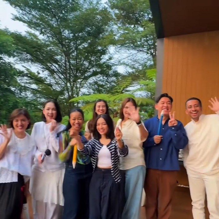 <p>Baru-baru ini, penyanyi yang membawakan lagu<em> Tutur Batin</em> ini mengunggah momen perayaan ulang tahunnya di rumah dengan mengundang sahabat sesama artis. Pada potret tersebut, terlihat suasana rumah Yura yang adem dan dikelilingi pepohonan yang rindang. (Foto: Instagram @yurayunita)</p>
