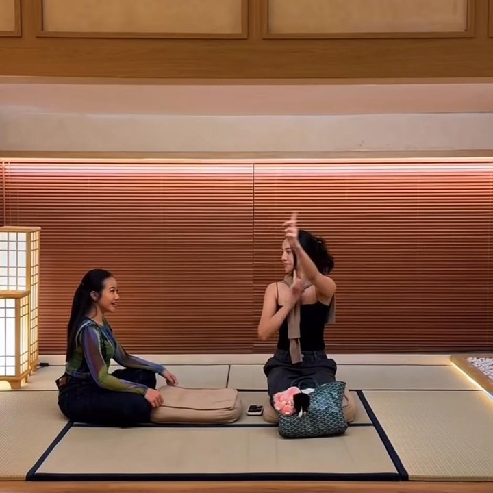 <p>Selain itu, terdapat juga ruangan yang didesain bernuansa ala Jepang. Ruangan ini dapat digunakan untuk yoga dan meditasi, sehingga memberikan suasana yang lebih tenang dan menenangkan. (Foto: Instagram @yurayunita)</p>