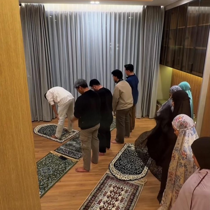 <p>Rumah Yura juga memiliki musala yang tampak luas dan nyaman. Masih dengan konsep nuansa kayu, Yura menambahkan gorden berwarna abu muda yang membuat tampilannya terlihat begitu hangat. (Foto: Instagram @yurayunita)</p>