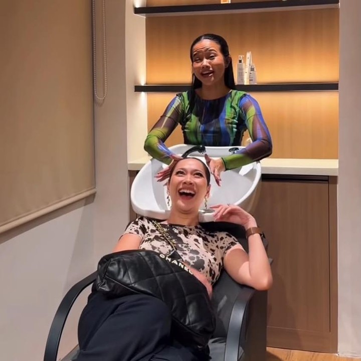 <p>Salah satu spot paling <em>eye catching</em> di rumah Yura Yunita adalah ruangan salon yang <em>aesthetic</em>, Bunda. Area salon pribadi ini dilengkapi dengan kursi keramas yang membuatnya terasa seperti salon profesional. (Foto: Instagram @yurayunita)</p>