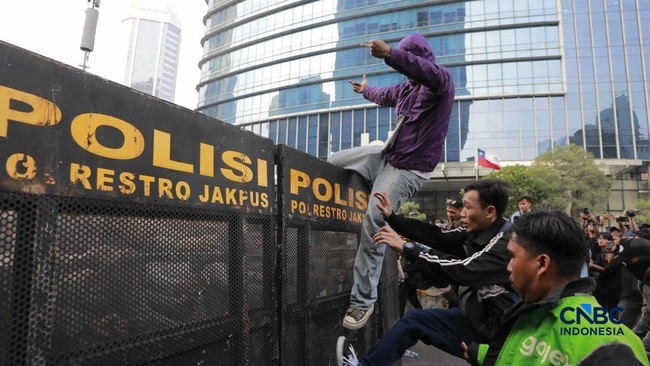 Detik-Detik Aksi Saling Dorong Mahasiswa Vs Polisi Dekat Bundaran HI