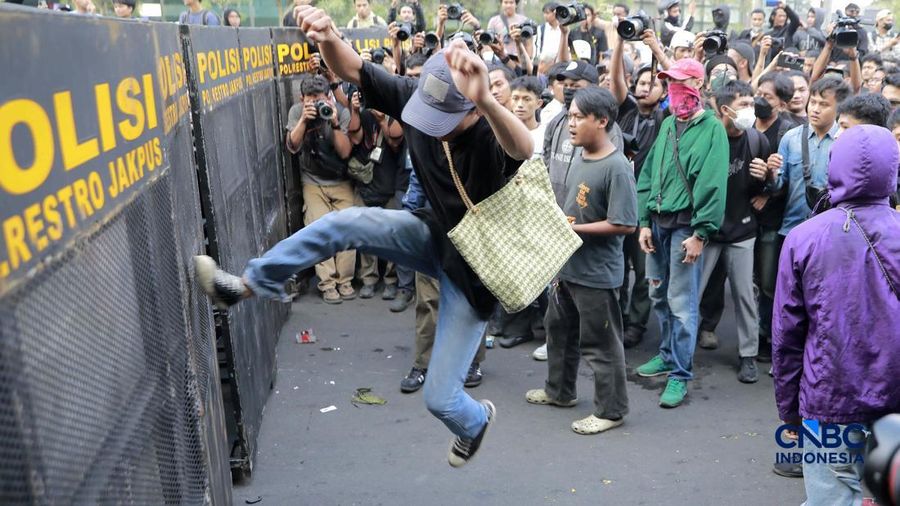 Sekelompok massa tindakan saat mendorong besi pembatas saat tindakan di Dukuh Atas, Sudirman, Jakarta, Jumat (12/6/2026). (CNBC Indonesia/Muhammad Sabki)