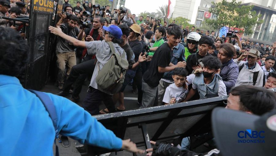 Sekelompok massa tindakan saat mendorong besi pembatas saat tindakan di Dukuh Atas, Sudirman, Jakarta, Jumat (12/6/2026). (CNBC Indonesia/Muhammad Sabki)