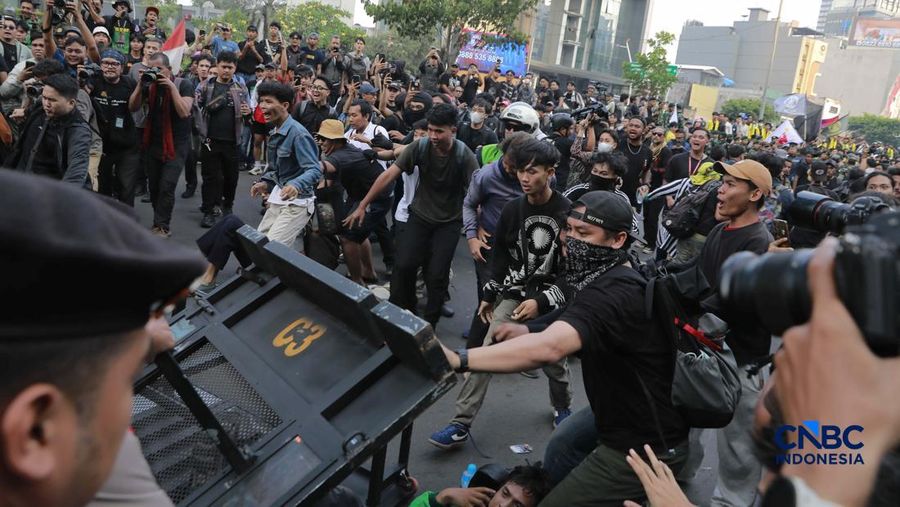 Sekelompok massa tindakan saat mendorong besi pembatas saat tindakan di Dukuh Atas, Sudirman, Jakarta, Jumat (12/6/2026). (CNBC Indonesia/Muhammad Sabki)
