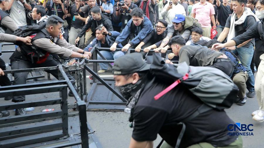 Sekelompok massa tindakan saat mendorong besi pembatas saat tindakan di Dukuh Atas, Sudirman, Jakarta, Jumat (12/6/2026). (CNBC Indonesia/Muhammad Sabki)